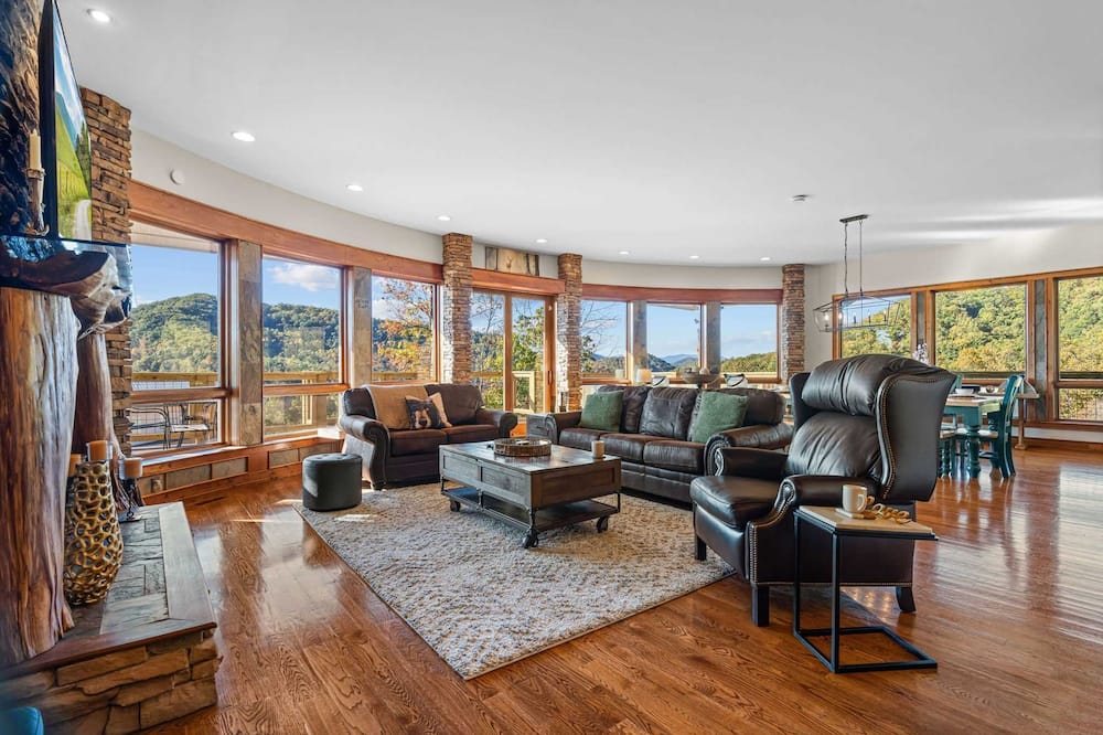 5B 4B Luxe Cabin w Hot Tub Firepit Game Room