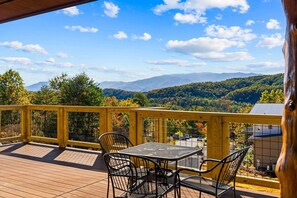 Suite | 5 bedrooms - 5B 4B Luxe Cabin w Hot Tub Firepit Game Room (Sevierville)