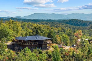 House | 5 bedrooms - 5B 4B Luxe Cabin w Hot Tub Firepit Game Room (Sevierville)