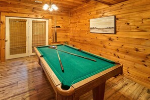 Room - Fun Pigeon Forge Cabin Hot Tub Games (Pigeon Forge)