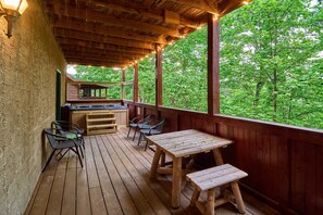 House | 4 bedrooms - Fun Pigeon Forge Cabin Hot Tub Games (Pigeon Forge)