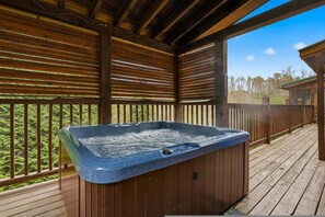 House | 4 bedrooms, Internet - 5BR Cabin w Yard Office Hot Tub Firepit (Sevierville)