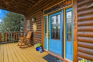 House | 4 bedrooms, Internet - 5BR Cabin w Yard Office Hot Tub Firepit (Sevierville)