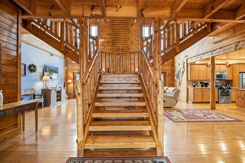 5BR Cabin w Yard Office Hot Tub Firepit