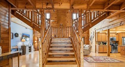 5BR Cabin w Yard Office Hot Tub Firepit