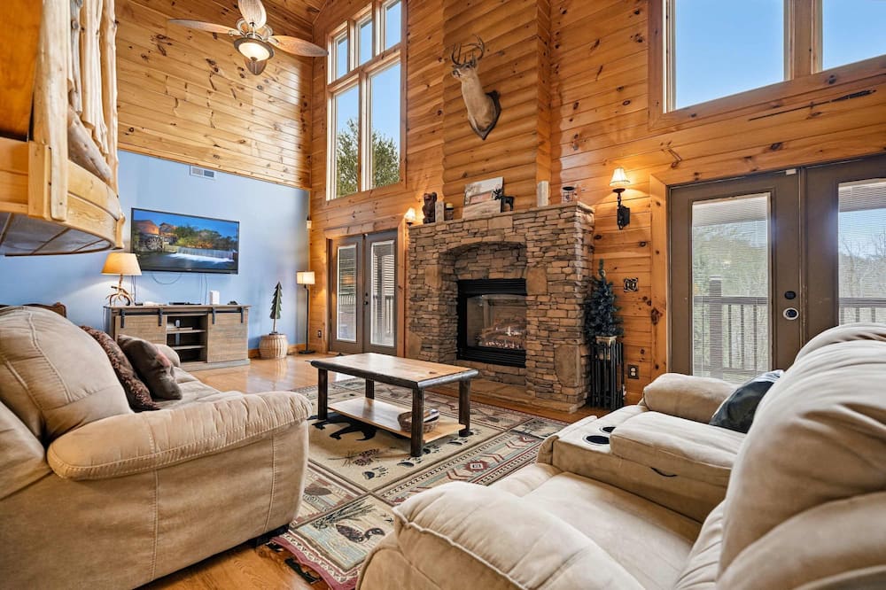 5BR Cabin w Yard Office Hot Tub Firepit
