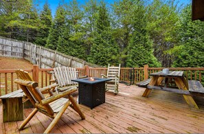 House | 4 bedrooms, Internet - 5BR Cabin w Yard Office Hot Tub Firepit (Sevierville)