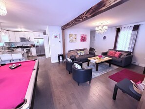 Smart-TV, Tischfußball, Tischtennisplatte