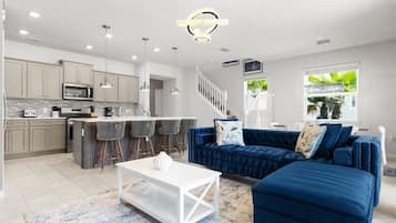 Villa (5 Bedrooms) | Living area