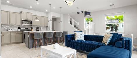Villa (5 Bedrooms) | Woonruimte | Een 50-inch smart-tv met kabelzenders