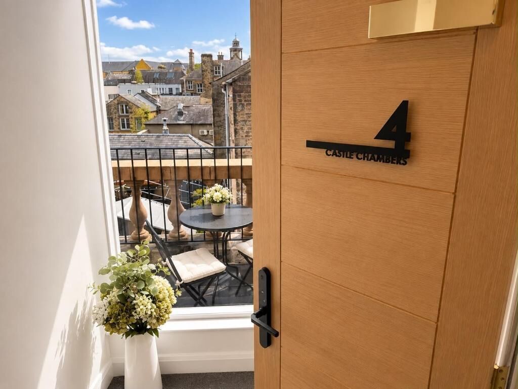 City-Apartment, Balkon, Stadtblick | Bügeleisen/Bügelbrett, kostenloses WLAN