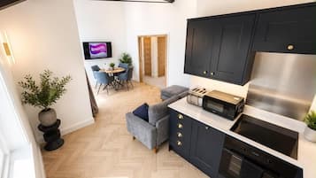 City-Apartment, Balkon, Stadtblick | Eigene Küche