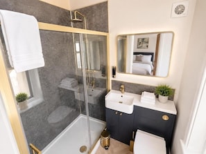 City Apartment, Balcony, City View | Bathroom