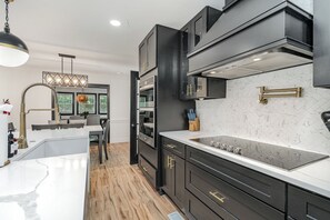 Microondas, horno, placa de cocina y lavavajillas
