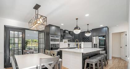 Perfect Family House - Game Room w/ Bar & TV, Firepit, Playground & Bunkbeds