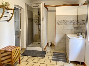 Bathroom - Holiday Home 'Le Chalêt La Neverdiere' with Private Terrace, Shared Garden and Wi-Fi (Ygrande)