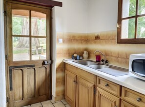 Private kitchen - Holiday Home 'Le Chalêt La Neverdiere' with Private Terrace, Shared Garden and Wi-Fi (Ygrande)