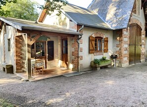 Exterior - Holiday Home 'Le Chalêt La Neverdiere' with Private Terrace, Shared Garden and Wi-Fi (Ygrande)