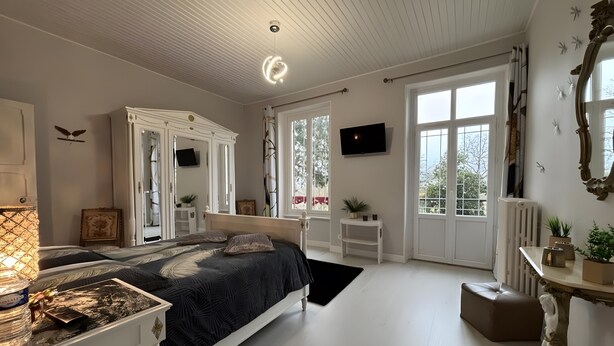 Ein Schlafzimmer mit einem Bett, einem Kleiderschrank, einem Fernseher und einem großen Fenster.