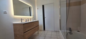 Hair dryer, toilet paper - Pretty renovated house with enclosed garden close to all amenities in Concarneau (Concarneau)