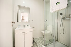 Douche, sèche-cheveux, serviettes fournies
