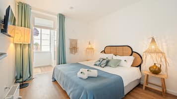 Tabla de planchar con plancha, wifi gratis y ropa de cama