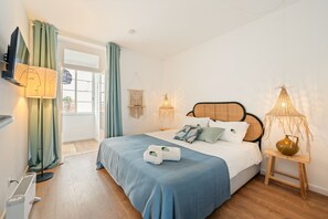 Tabla de planchar con plancha, wifi gratis y ropa de cama 