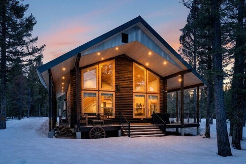 Cabin on The Rocks | Luxe Cabin w/ Hot Tub, Game Room, Frisbee Golf!