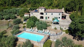 A stone villa with a swimming pool, outdoor seating, and a vineyard. - Casa Fantone. Villa with private pool and large fenced park for absolute privacy (Poppi)