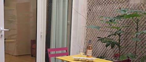 تناول الطعام بالخارج