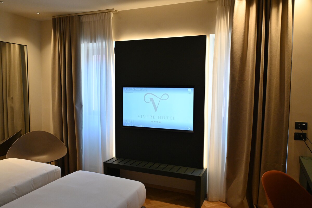 Comfort Double or Twin Room, Courtyard View | In-room safe, desk, laptop workspace, blackout drapes