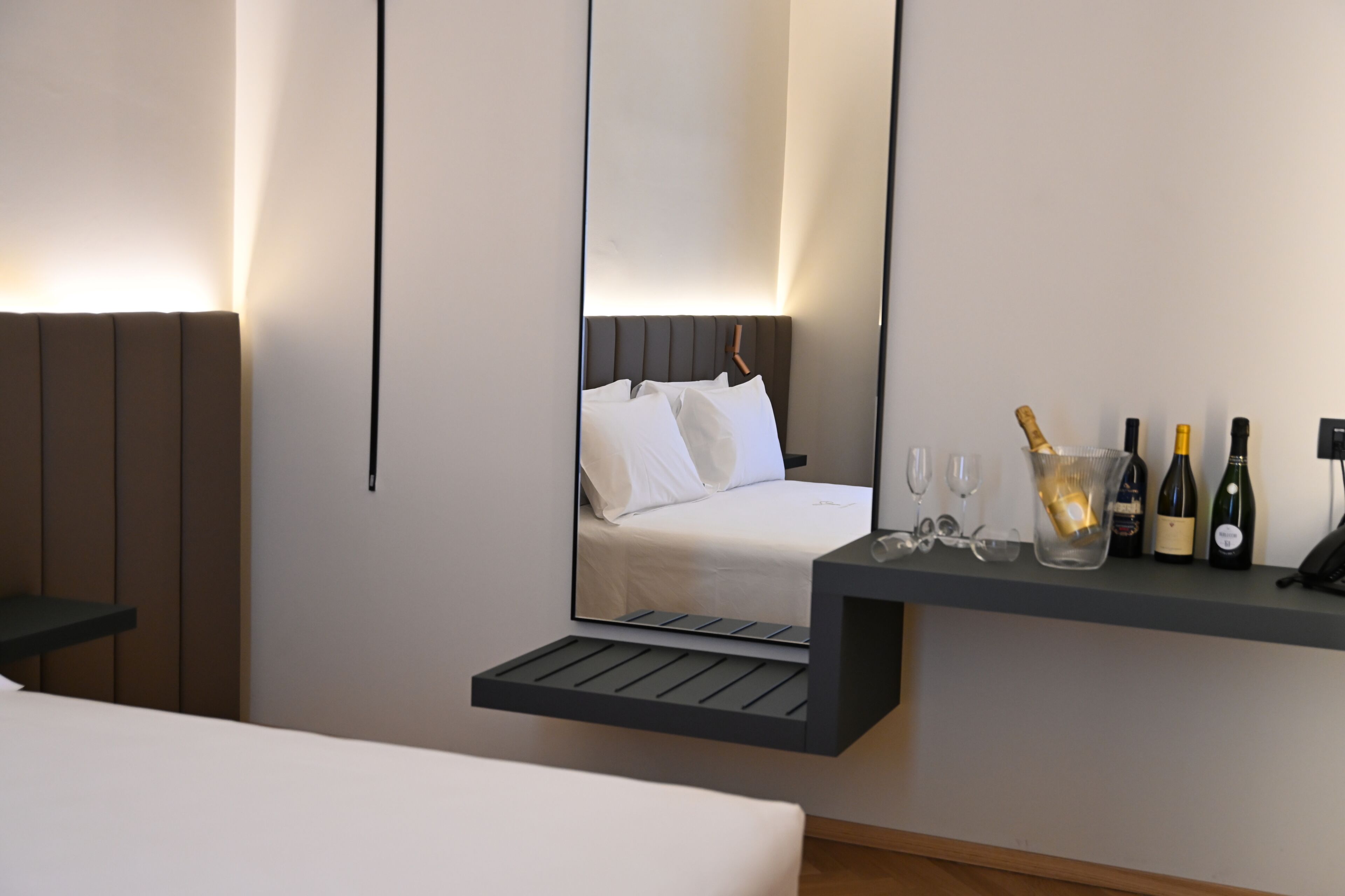 Suite Premium, balcon, vue ville | Coffres-forts dans les chambres, bureau