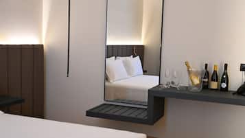 Suite Premium, balcon, vue ville | Coffres-forts dans les chambres, bureau