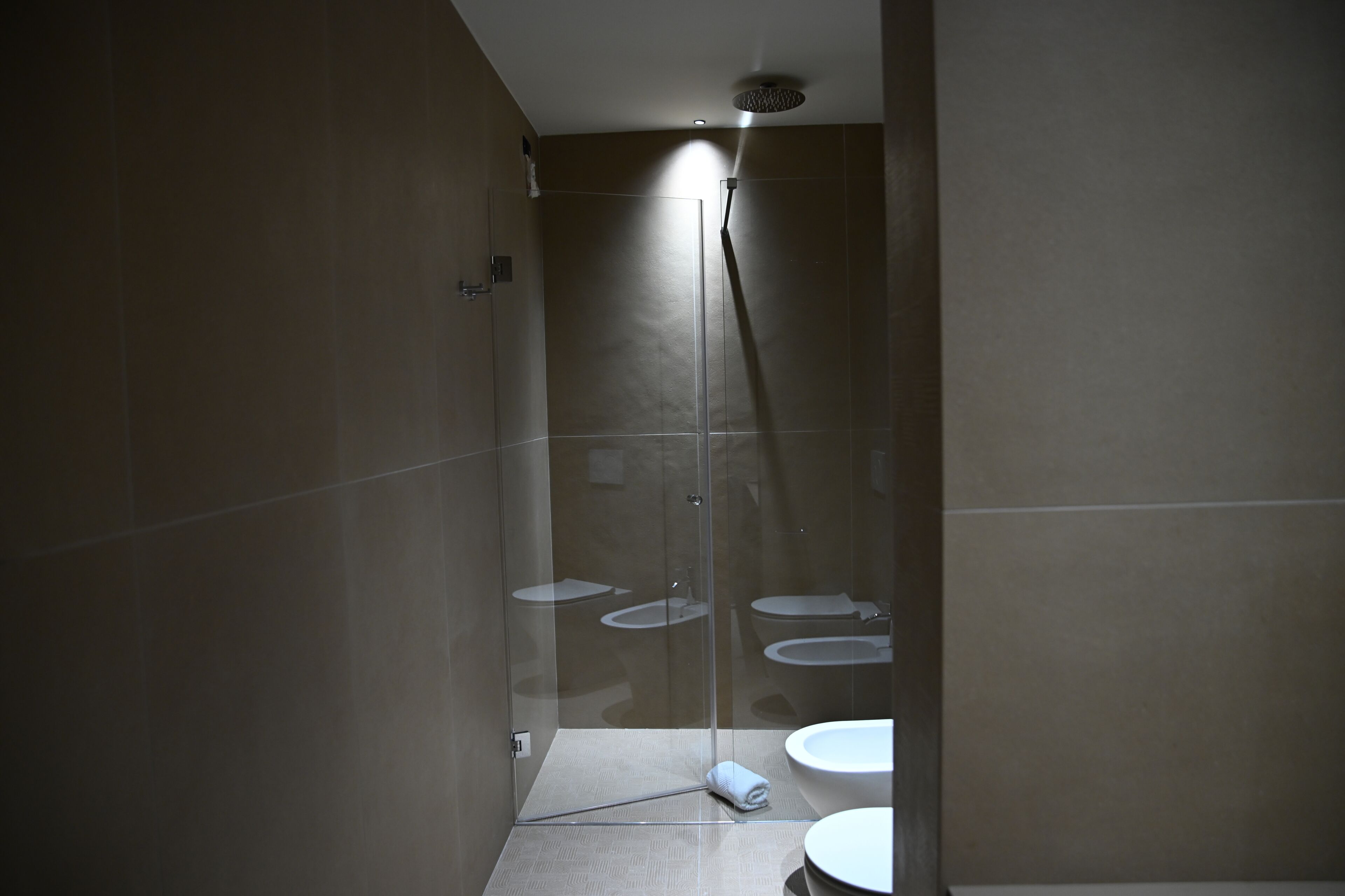 Suite Premium, balcón, vistas a la ciudad | Baño | Ducha, artículos de higiene personal gratuitos y secador de pelo