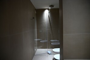Suite – premium, balkong, byutsikt | Bad | Dusj, toalettartikler (inkludert), hårføner og tøfler