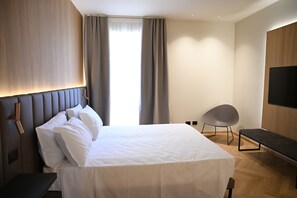 Quarto casal ou duplo conforto, vista para a cidade | Cofres nos quartos, escrivaninha, espaço de trabalho para notebook