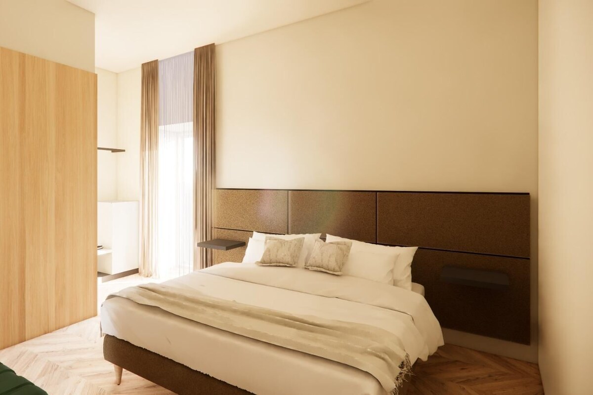 Habitación triple superior, vistas al patio | Caja fuerte, escritorio, espacio para trabajar con un portátil