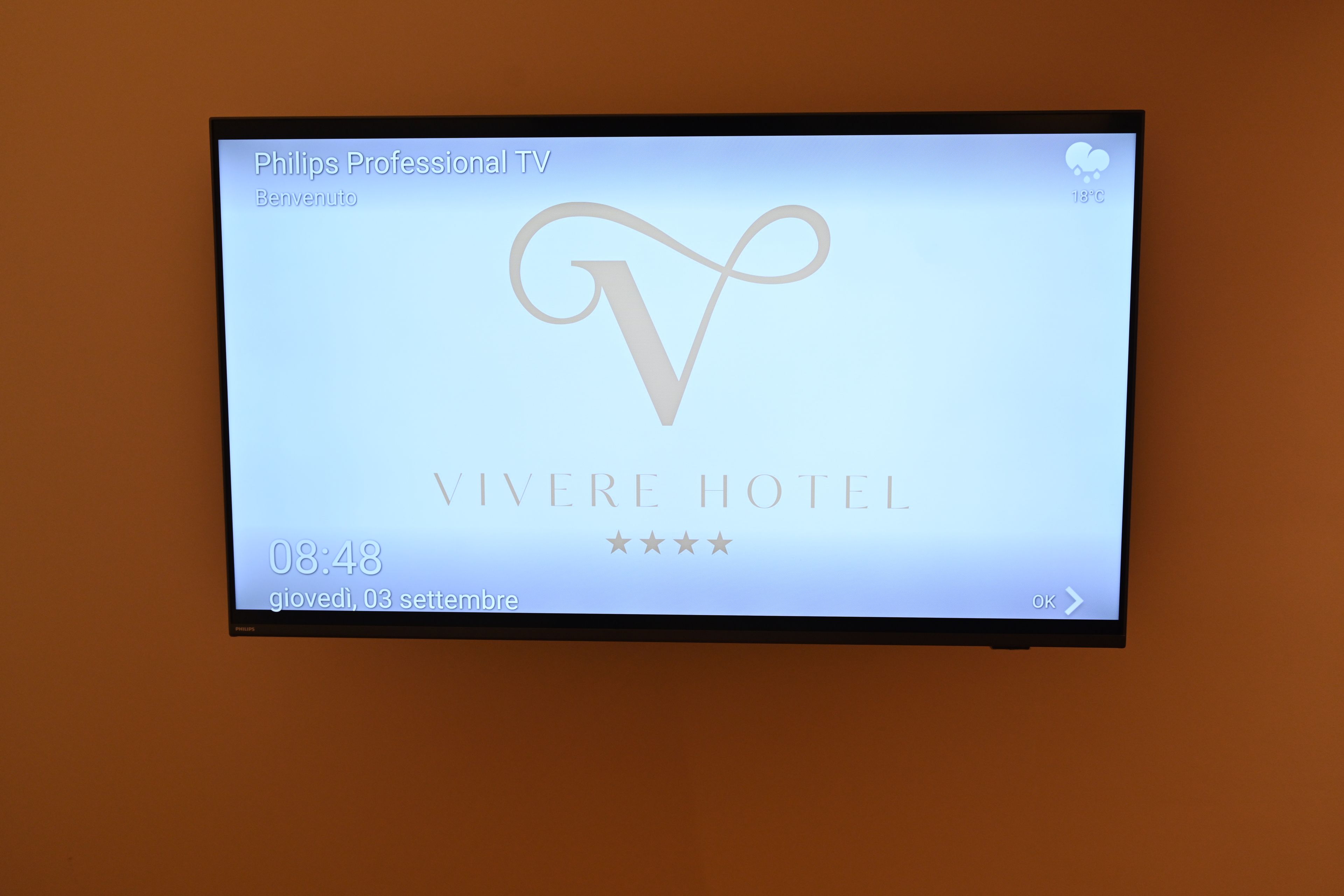 Una pantalla de televisión muestra el logotipo del Hotel Viver con una calificación de cuatro estrellas.