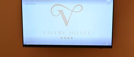 Una pantalla de televisión muestra el logotipo del Hotel Viver con una calificación de cuatro estrellas.