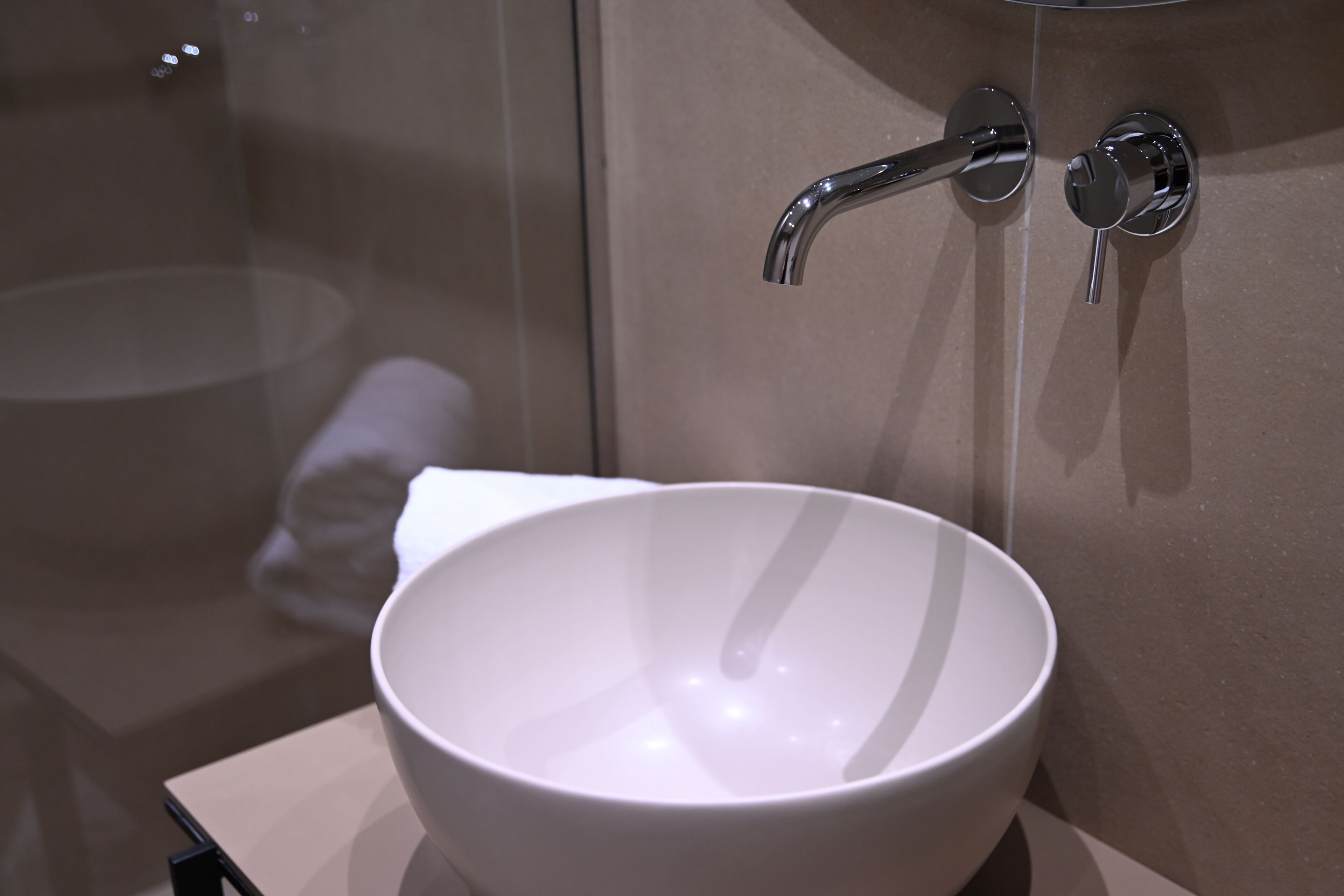 Un lavabo de cerámica blanca con una llave moderna en un baño.