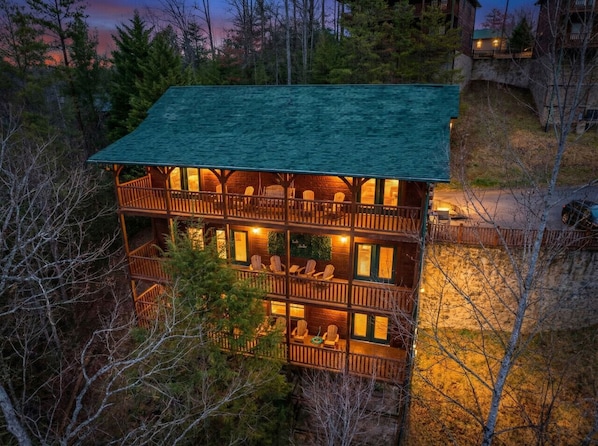 Exterior - Lookout Lodge: Views, Hot Tub, Games, 4 Fireplaces (Gatlinburg)