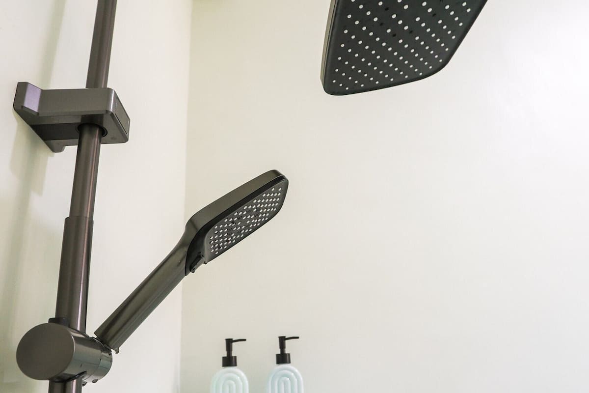 Phòng đôi Deluxe, 1 giường cỡ king, máy điều hòa, quang cảnh vườn | Phòng tắm