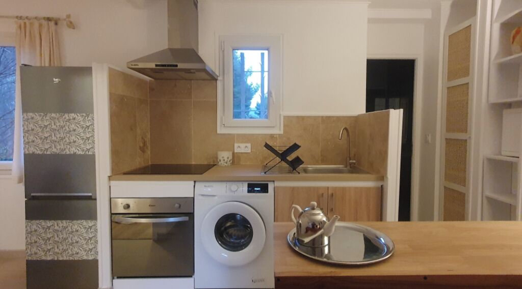 Fridge, oven, stovetop, coffee/tea maker