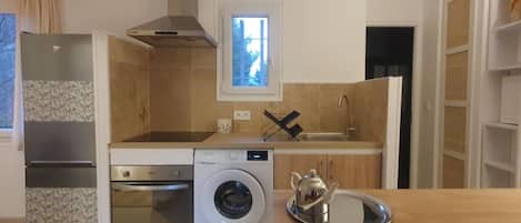 Fridge, oven, stovetop, coffee/tea maker