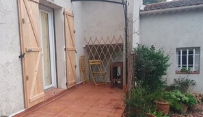 Exterior detail - T2 in quiet, natural villa, 5 mn from village, 20 mn from Toulon and beaches. (Le Revest-les-Eaux)
