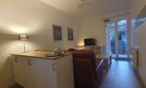 Books - T2 in quiet, natural villa, 5 mn from village, 20 mn from Toulon and beaches. (Le Revest-les-Eaux)