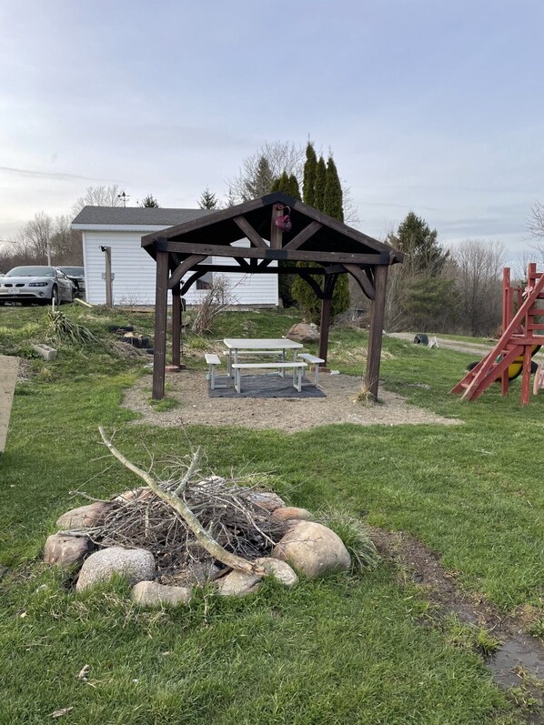 Outdoor dining - Delightful 2-bedroom recreational vehicle with AC in Machias (Machias)