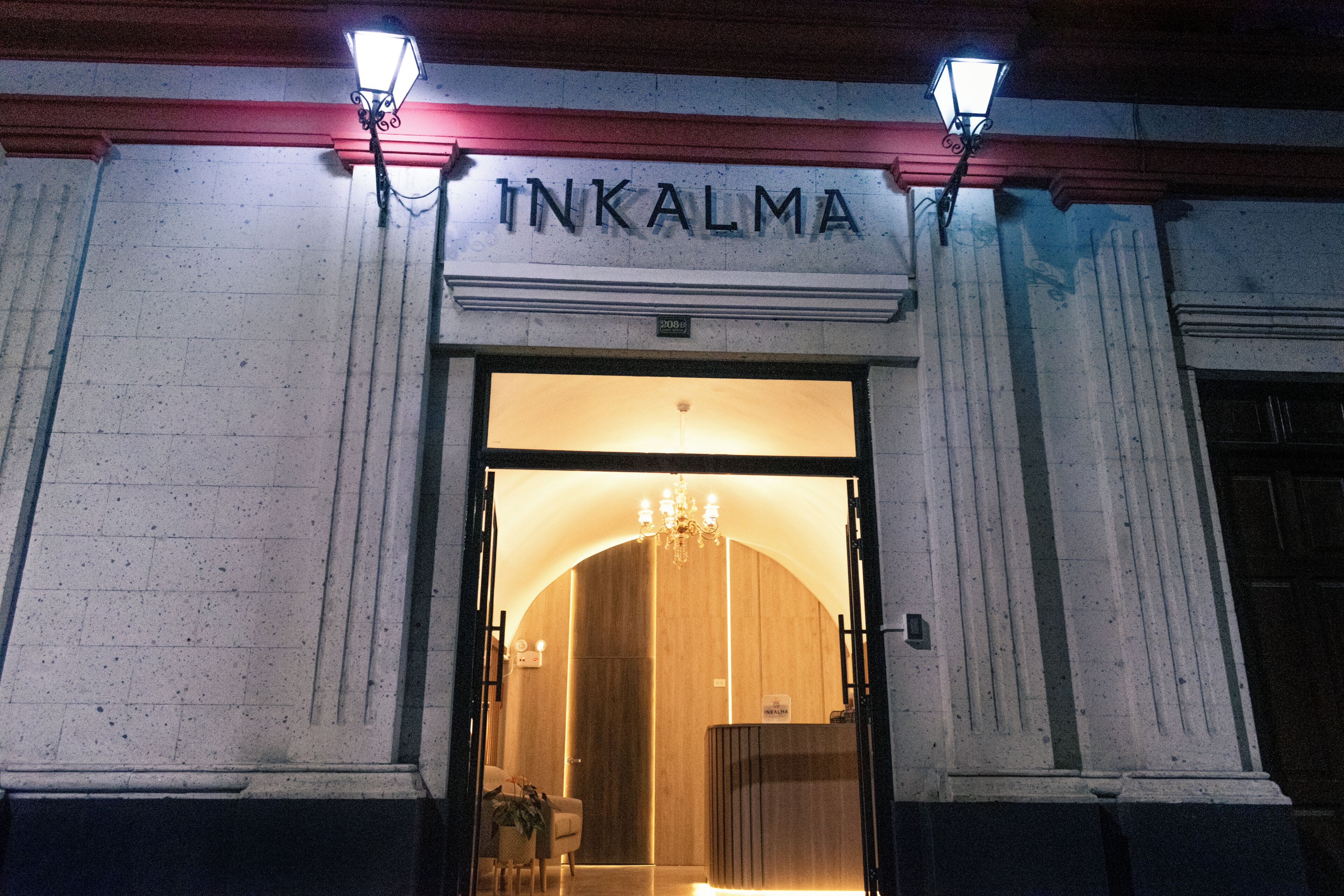 住宿正面 - 傍晚/夜晚