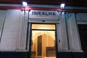 Fachada de la propiedad por la tarde o noche