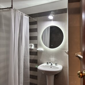Family Triple Room | Bathroom | Free toiletries, towels, soap, shampoo - Inkalma Santa Marta (Arequipa)